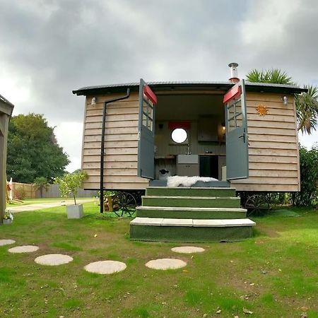 Romantic Retreat - Luxury Shepherds Hut + Hot Tub! แคมบอร์น ภายนอก รูปภาพ