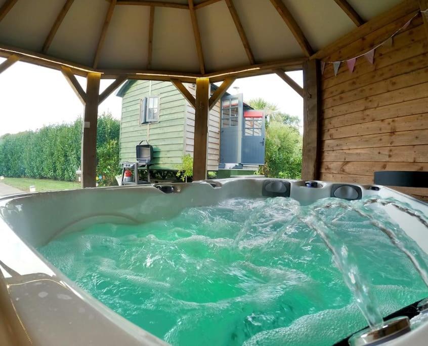 Romantic Retreat - Luxury Shepherds Hut + Hot Tub! แคมบอร์น ภายนอก รูปภาพ