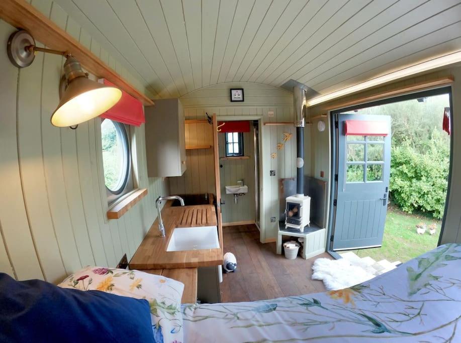 Romantic Retreat - Luxury Shepherds Hut + Hot Tub! แคมบอร์น ภายนอก รูปภาพ