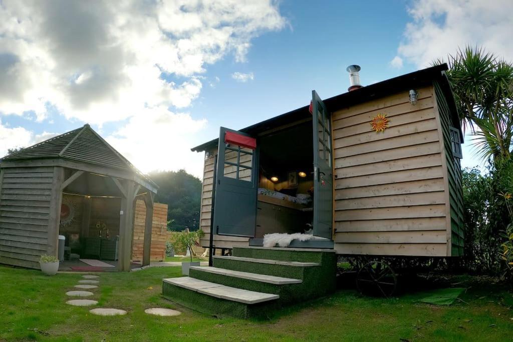 Romantic Retreat - Luxury Shepherds Hut + Hot Tub! แคมบอร์น ภายนอก รูปภาพ