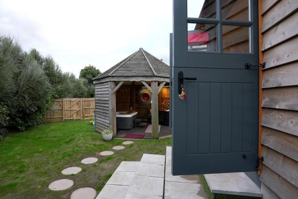 Romantic Retreat - Luxury Shepherds Hut + Hot Tub! แคมบอร์น ภายนอก รูปภาพ