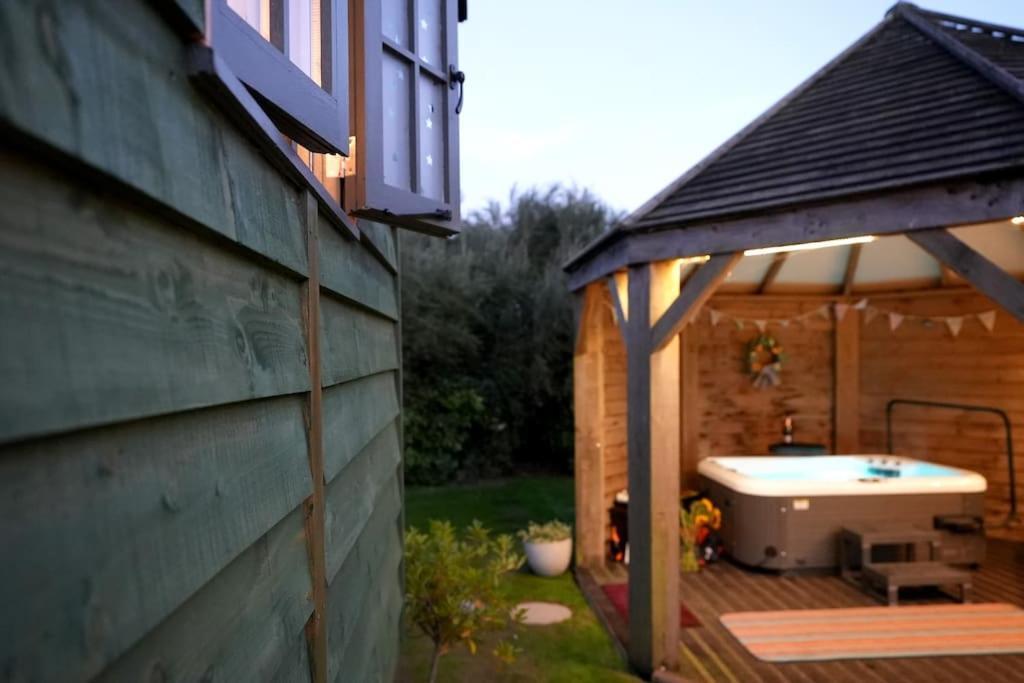 Romantic Retreat - Luxury Shepherds Hut + Hot Tub! แคมบอร์น ภายนอก รูปภาพ