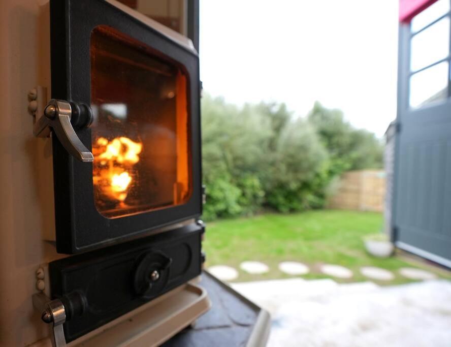 Romantic Retreat - Luxury Shepherds Hut + Hot Tub! แคมบอร์น ภายนอก รูปภาพ
