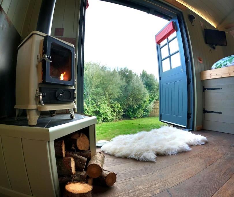 Romantic Retreat - Luxury Shepherds Hut + Hot Tub! แคมบอร์น ภายนอก รูปภาพ