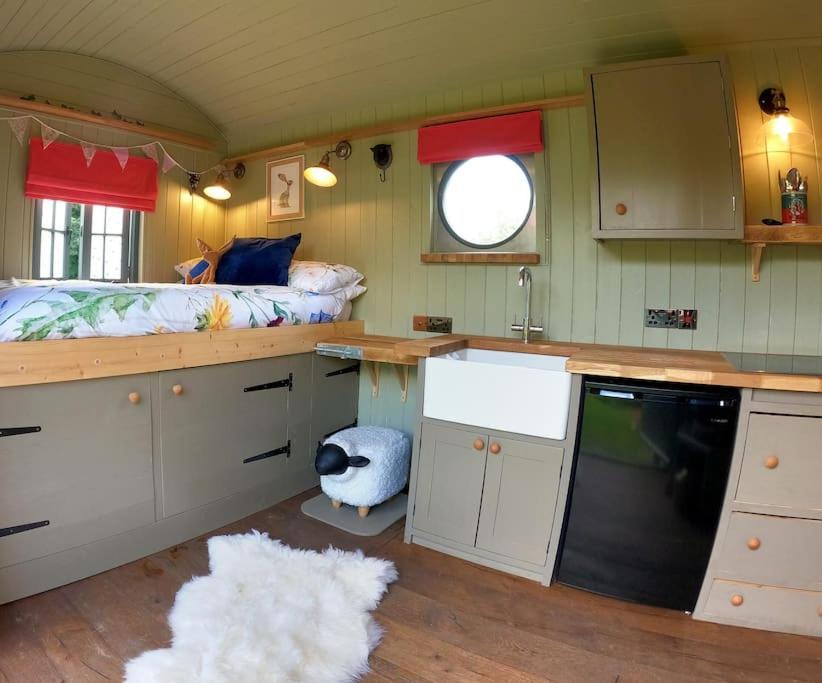 Romantic Retreat - Luxury Shepherds Hut + Hot Tub! แคมบอร์น ภายนอก รูปภาพ
