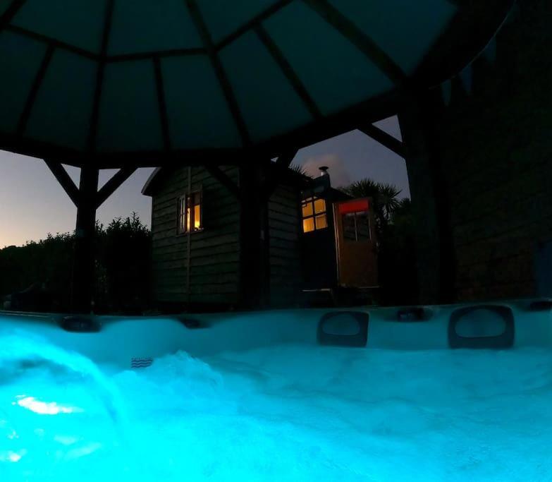 Romantic Retreat - Luxury Shepherds Hut + Hot Tub! แคมบอร์น ภายนอก รูปภาพ
