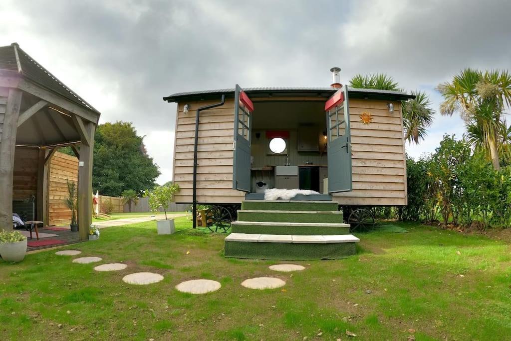Romantic Retreat - Luxury Shepherds Hut + Hot Tub! แคมบอร์น ภายนอก รูปภาพ