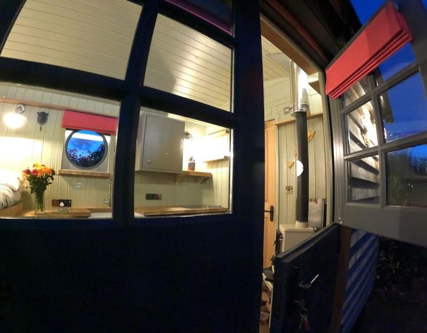 Romantic Retreat - Luxury Shepherds Hut + Hot Tub! แคมบอร์น ภายนอก รูปภาพ