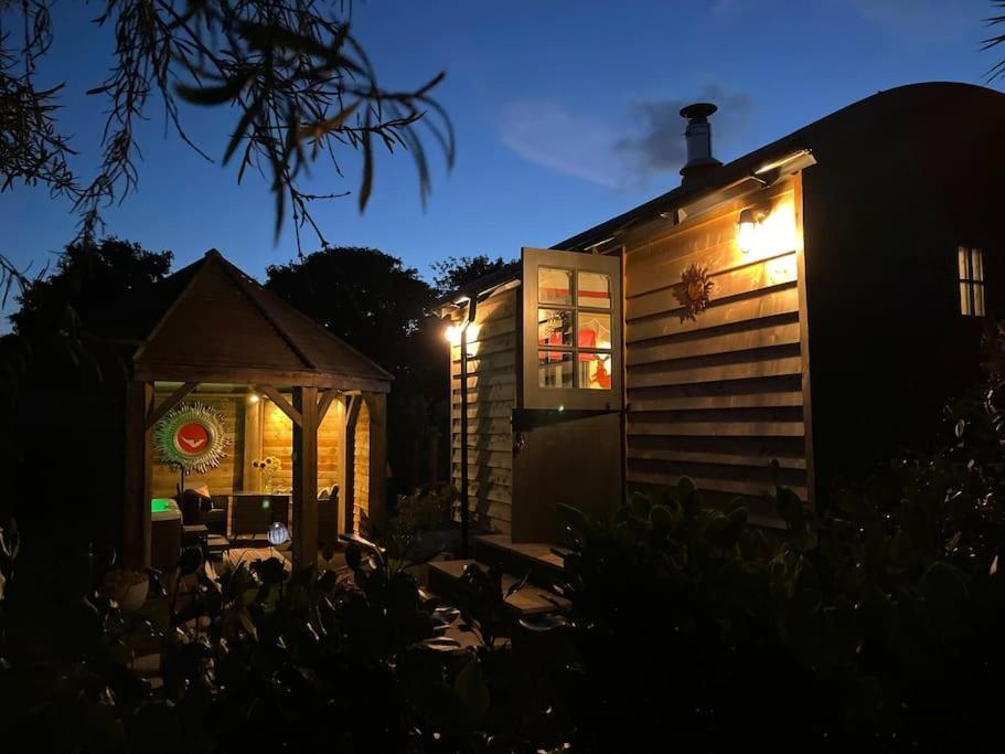Romantic Retreat - Luxury Shepherds Hut + Hot Tub! แคมบอร์น ภายนอก รูปภาพ