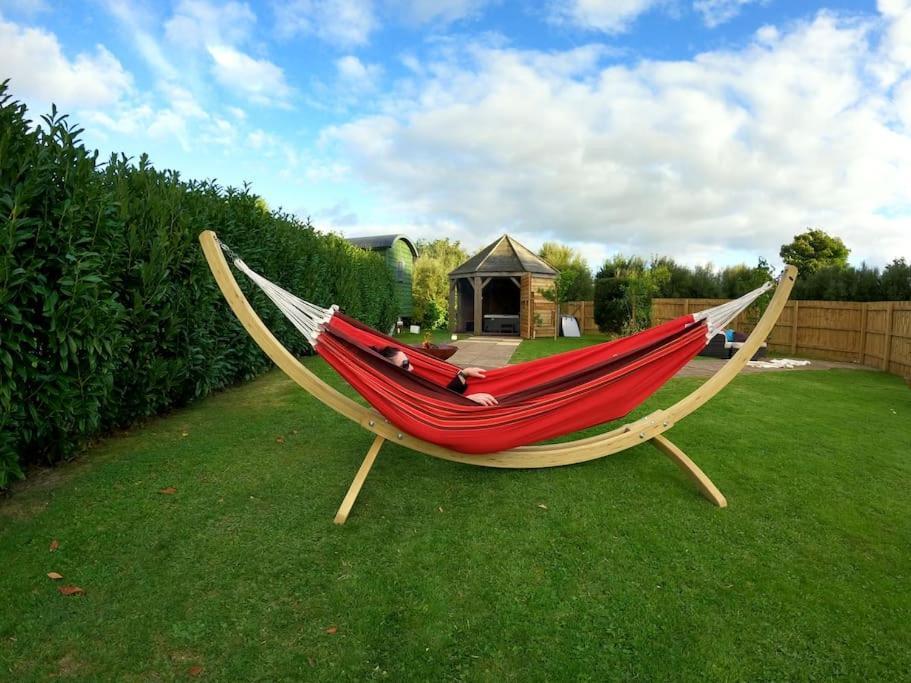 Romantic Retreat - Luxury Shepherds Hut + Hot Tub! แคมบอร์น ภายนอก รูปภาพ