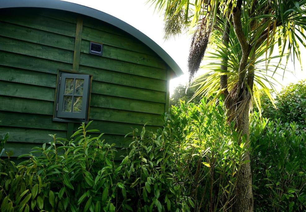 Romantic Retreat - Luxury Shepherds Hut + Hot Tub! แคมบอร์น ภายนอก รูปภาพ