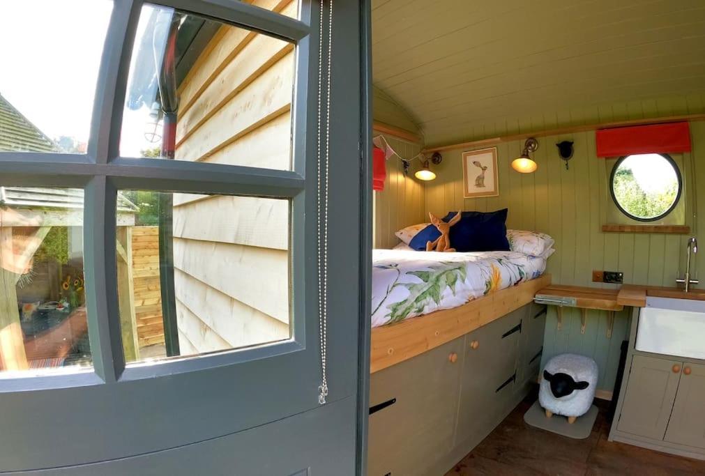 Romantic Retreat - Luxury Shepherds Hut + Hot Tub! แคมบอร์น ภายนอก รูปภาพ