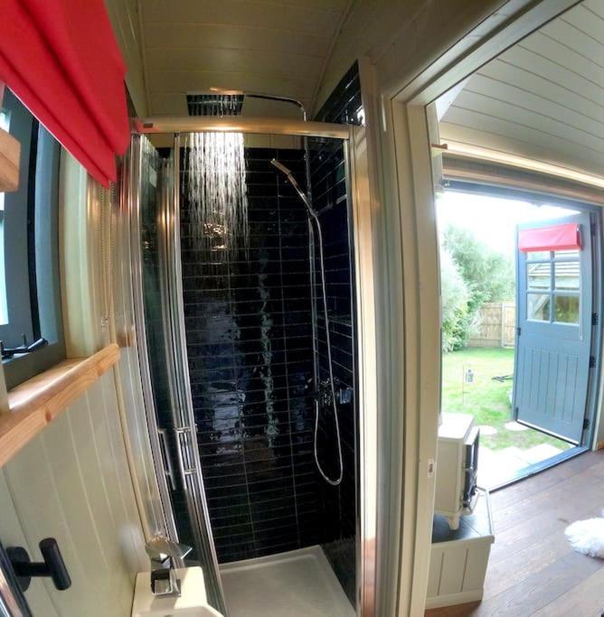 Romantic Retreat - Luxury Shepherds Hut + Hot Tub! แคมบอร์น ภายนอก รูปภาพ