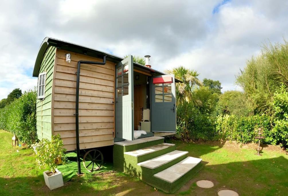 Romantic Retreat - Luxury Shepherds Hut + Hot Tub! แคมบอร์น ภายนอก รูปภาพ