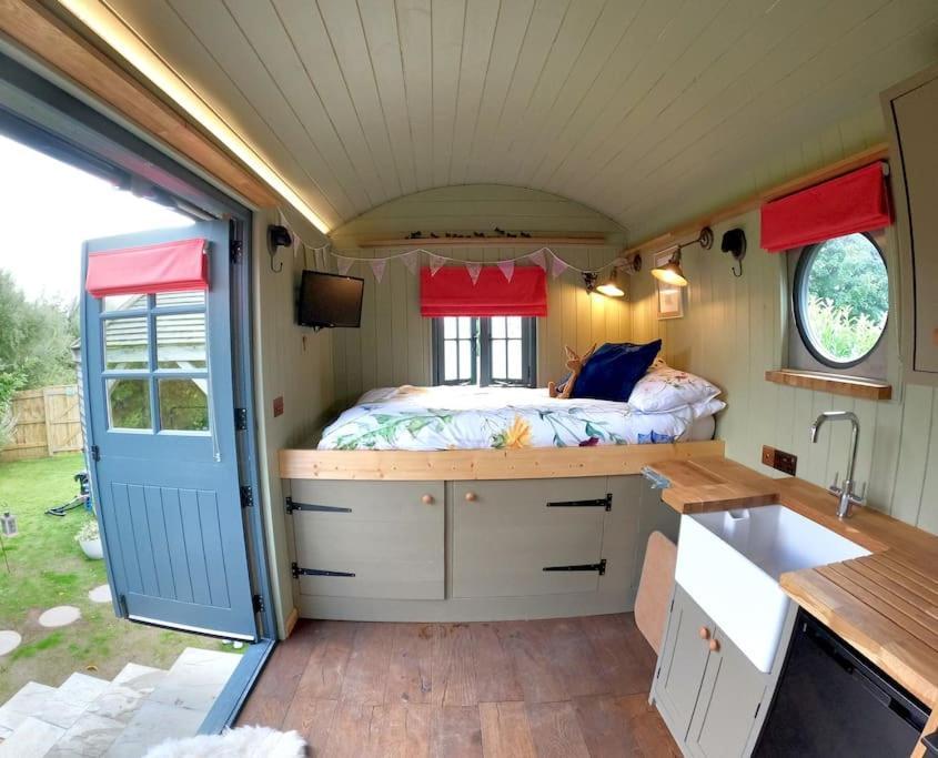 Romantic Retreat - Luxury Shepherds Hut + Hot Tub! แคมบอร์น ภายนอก รูปภาพ