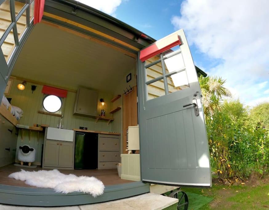 Romantic Retreat - Luxury Shepherds Hut + Hot Tub! แคมบอร์น ภายนอก รูปภาพ