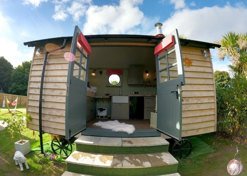 Romantic Retreat - Luxury Shepherds Hut + Hot Tub! แคมบอร์น ภายนอก รูปภาพ