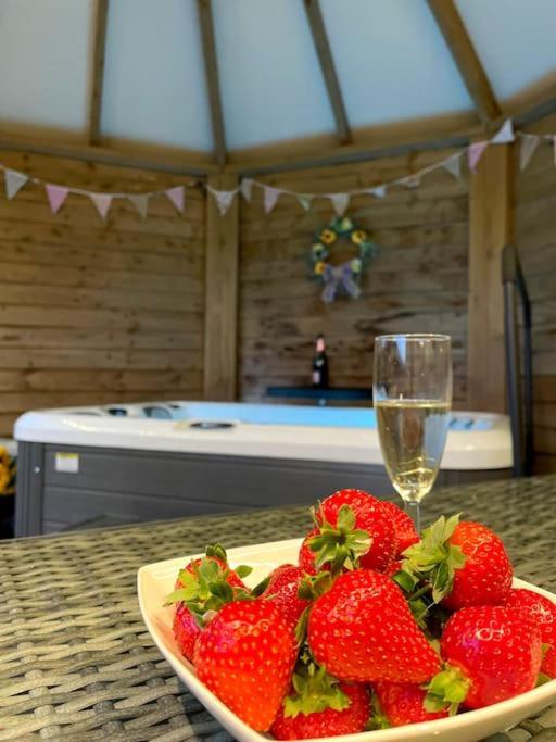 Romantic Retreat - Luxury Shepherds Hut + Hot Tub! แคมบอร์น ภายนอก รูปภาพ